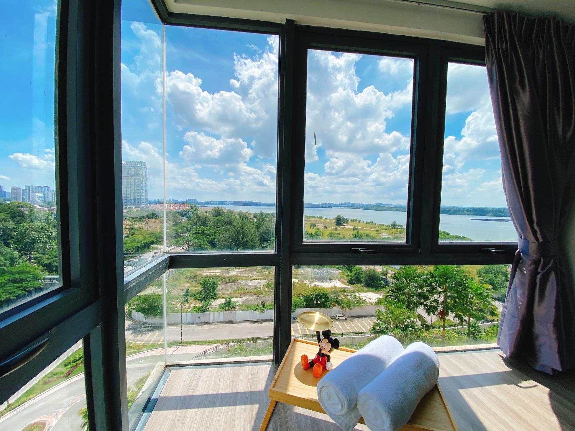 Apartment Scenic Country Garden Danga Bay By Lions Bay *