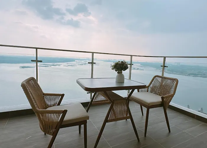 Scenic Country Garden Danga Bay By Lions Bay