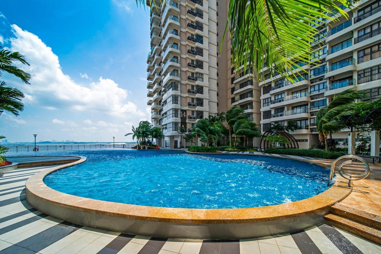 Scenic Country Garden Danga Bay By Lions Bay Apartment