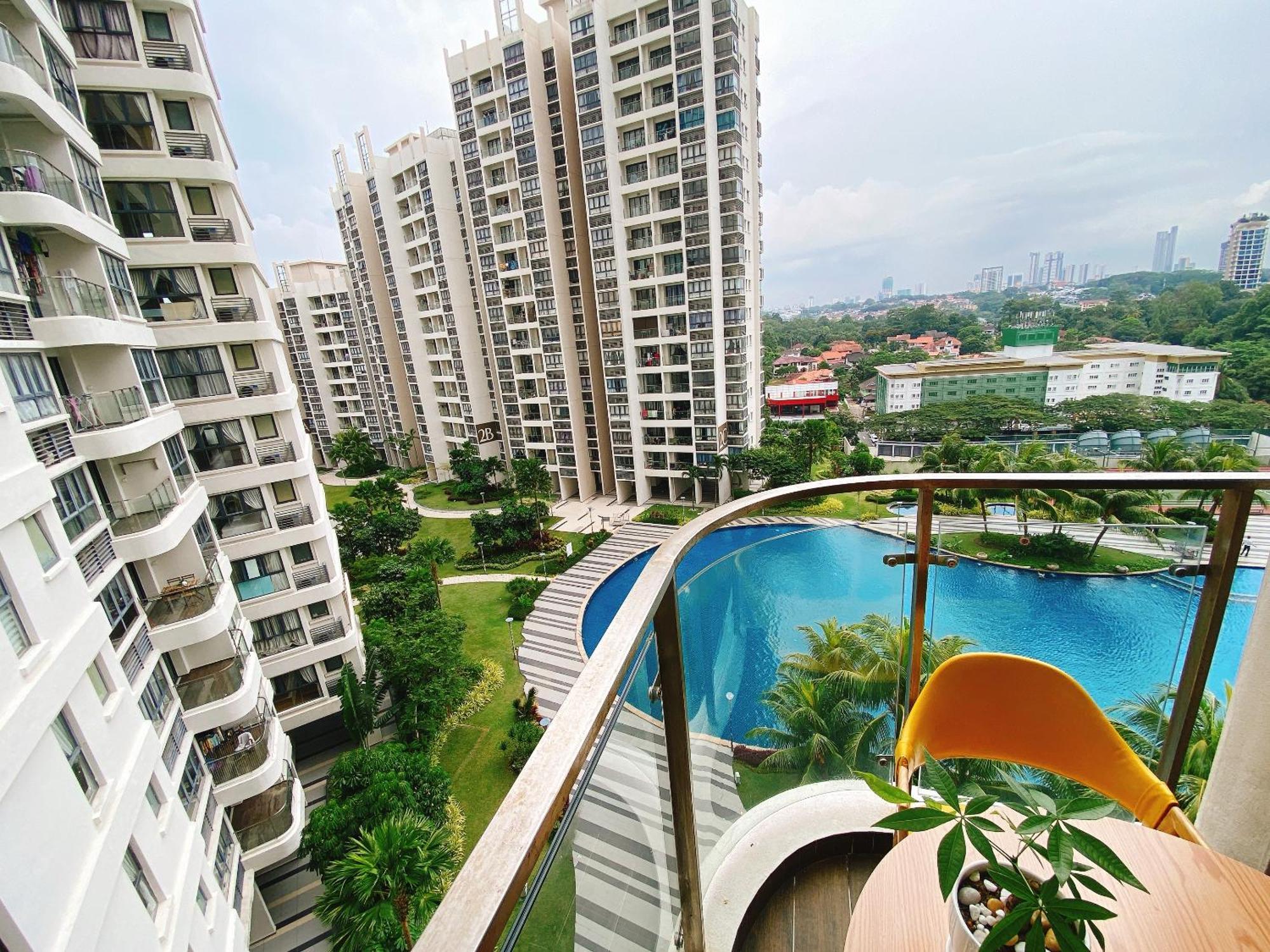 Apartment Scenic Country Garden Danga Bay By Lions Bay *
