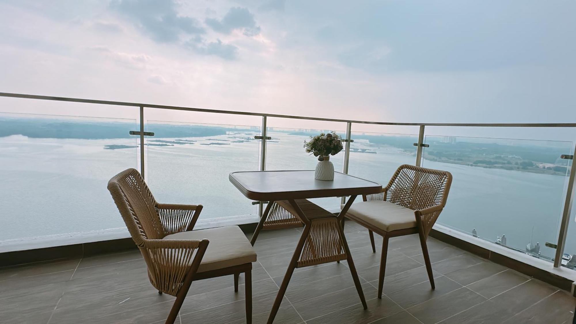 Scenic Country Garden Danga Bay By Lions Bay *