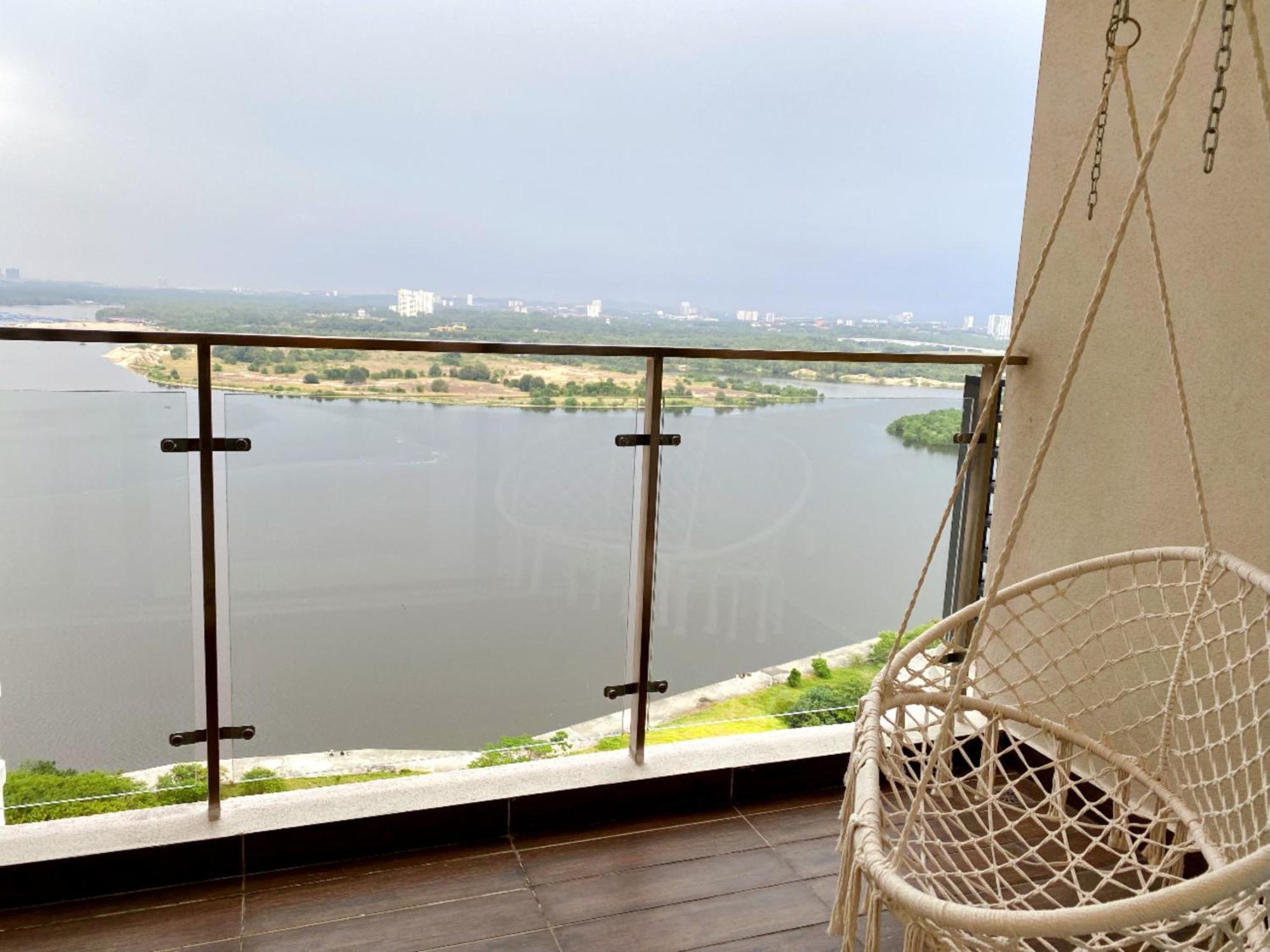 Scenic Country Garden Danga Bay By Lions Bay Apartment