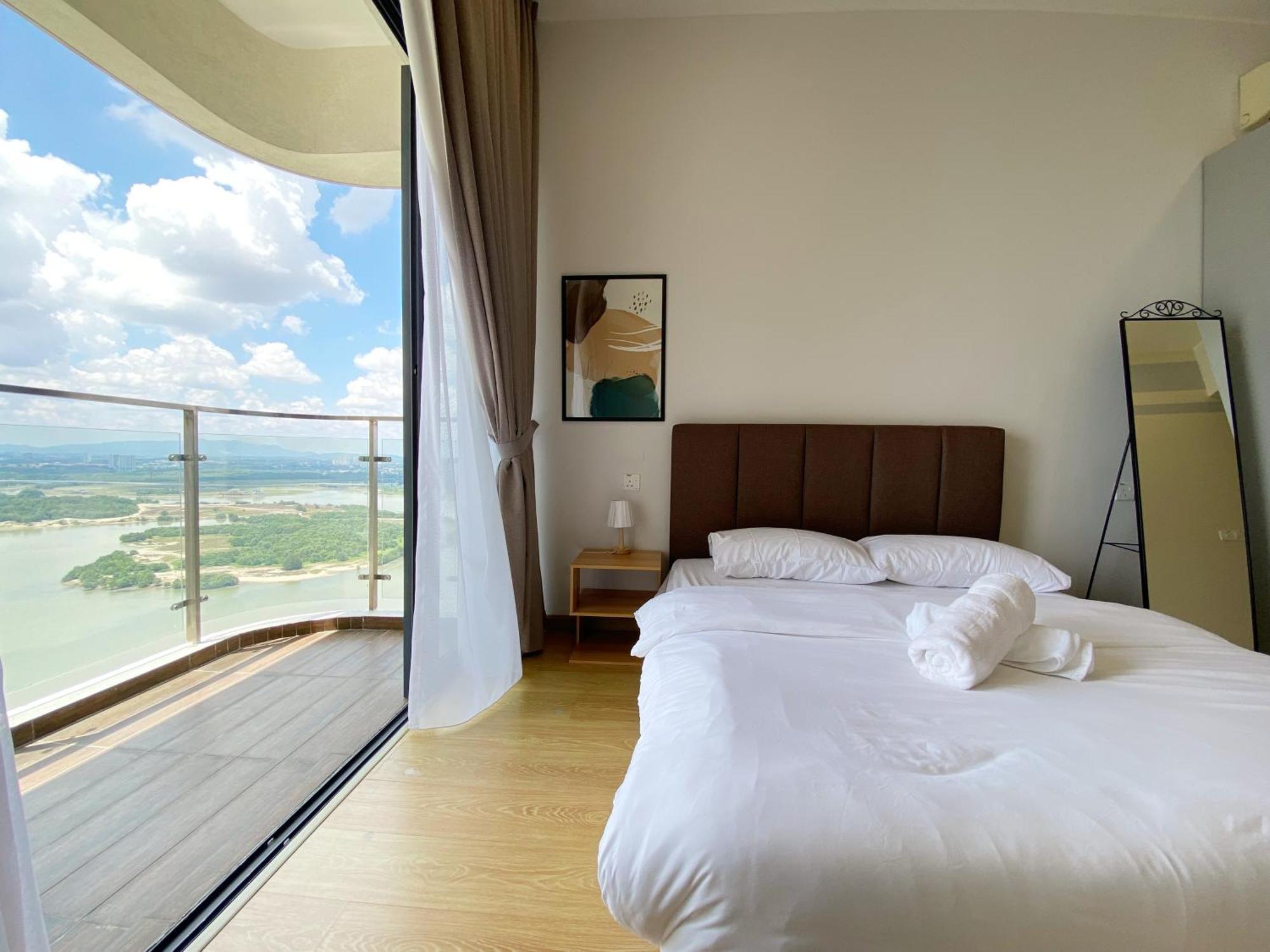 Apartment Scenic Country Garden Danga Bay By Lions Bay *