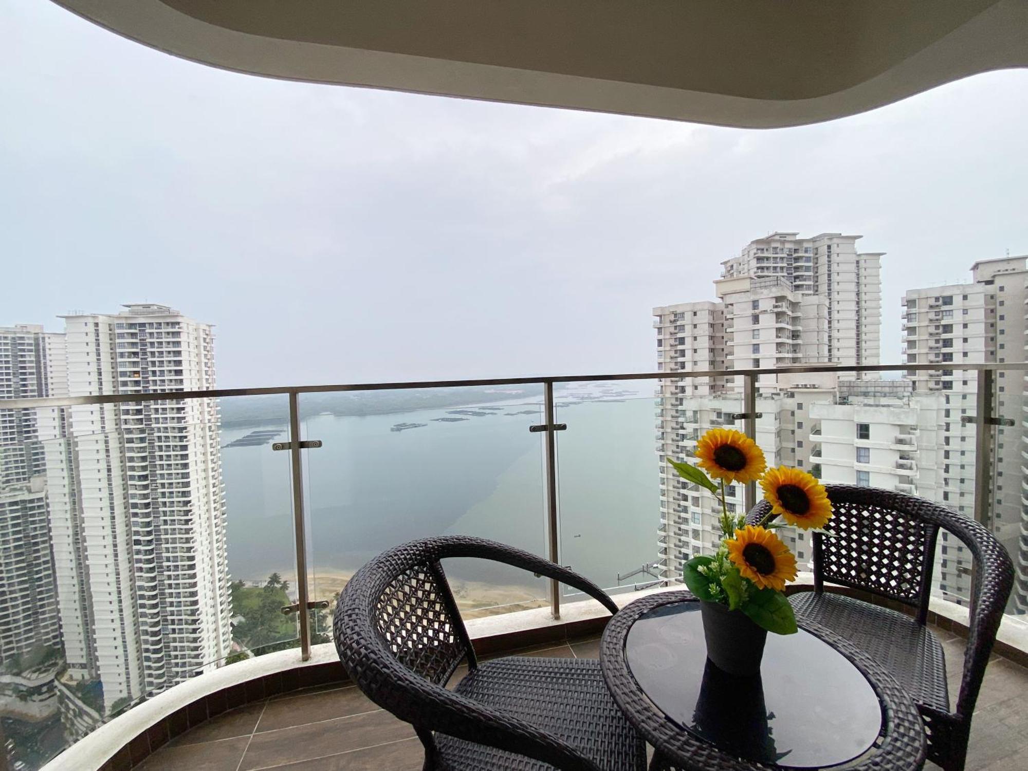 Scenic Country Garden Danga Bay By Lions Bay Apartment *