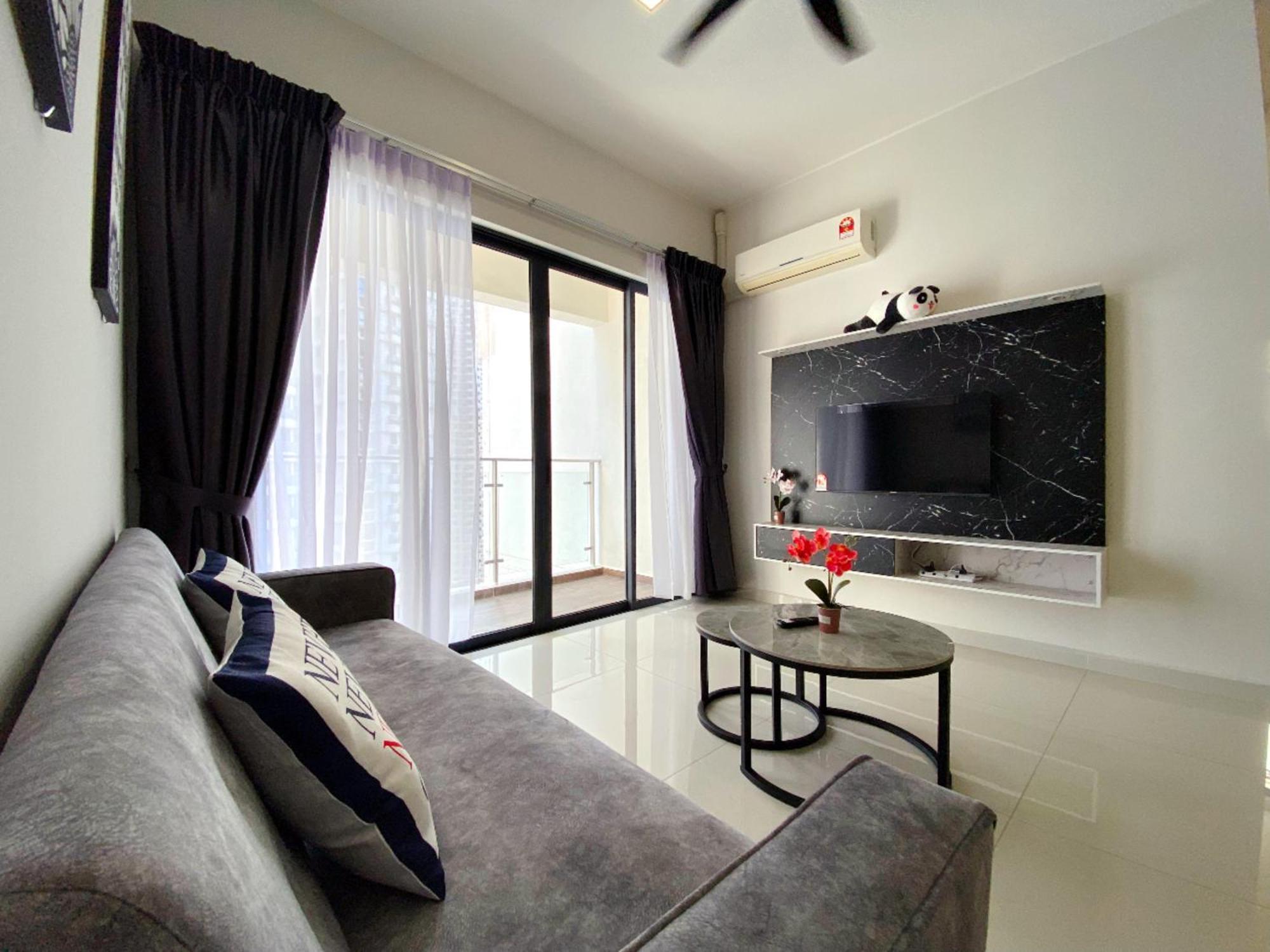 Scenic Country Garden Danga Bay By Lions Bay Apartment