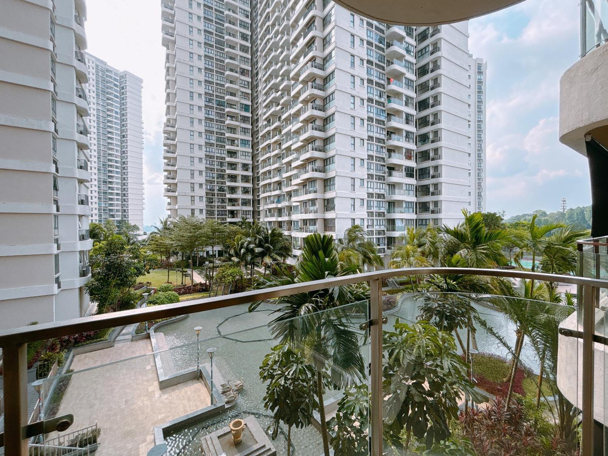 Scenic Country Garden Danga Bay By Lions Bay