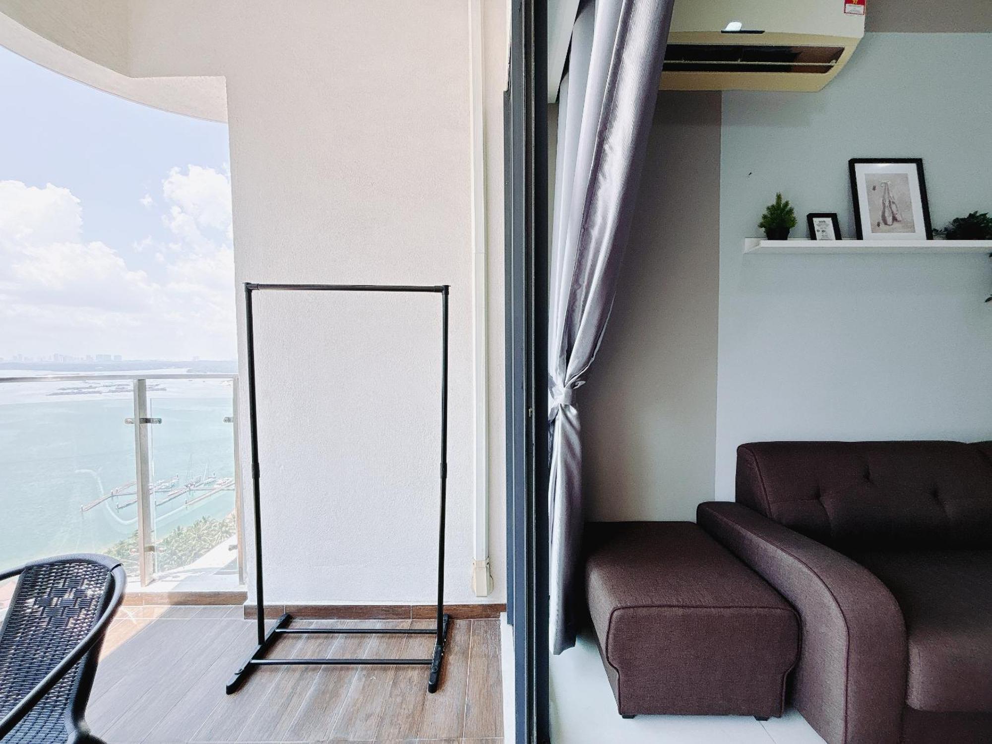 Scenic Country Garden Danga Bay By Lions Bay Apartment *