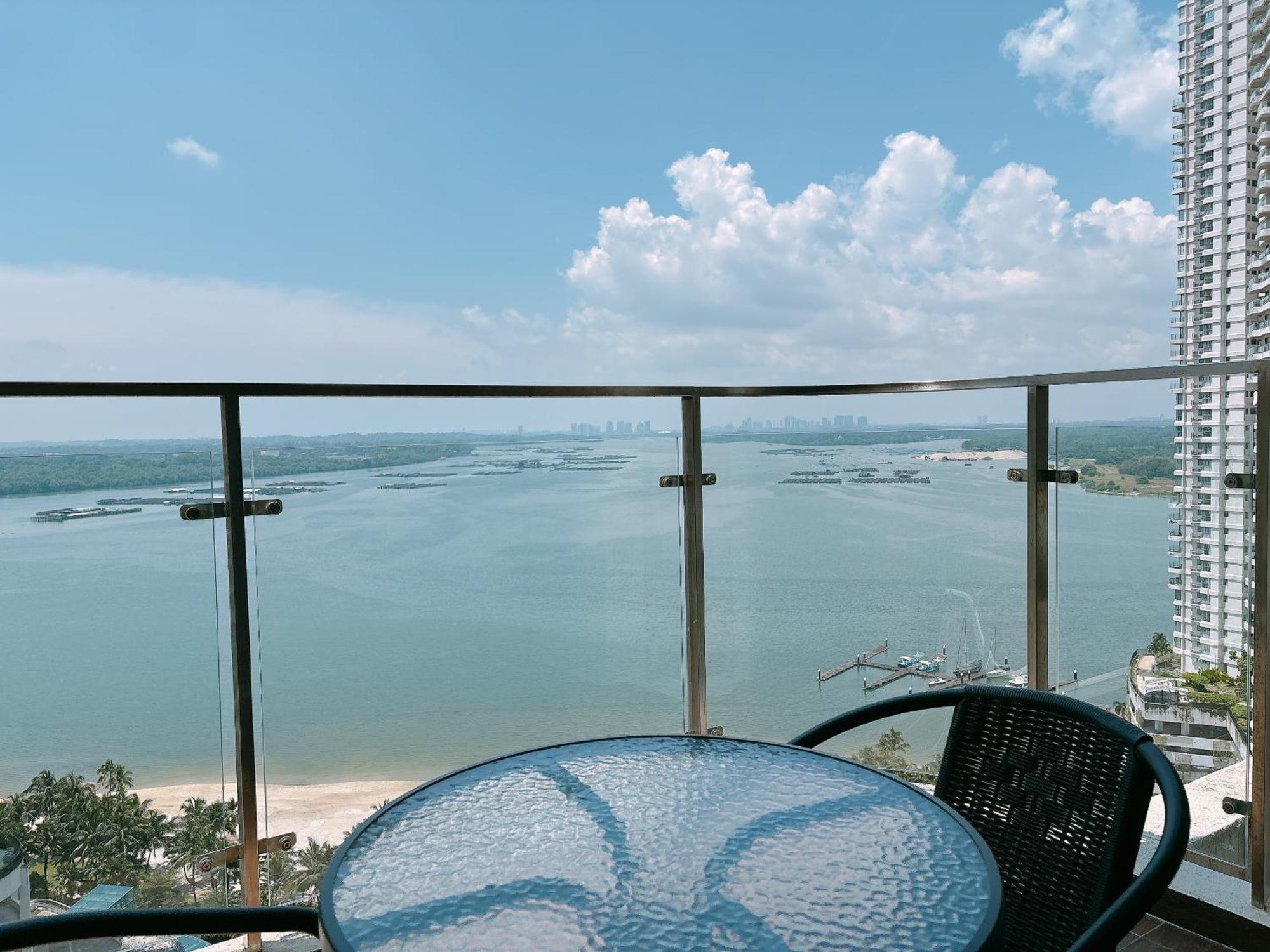 Apartment Scenic Country Garden Danga Bay By Lions Bay *