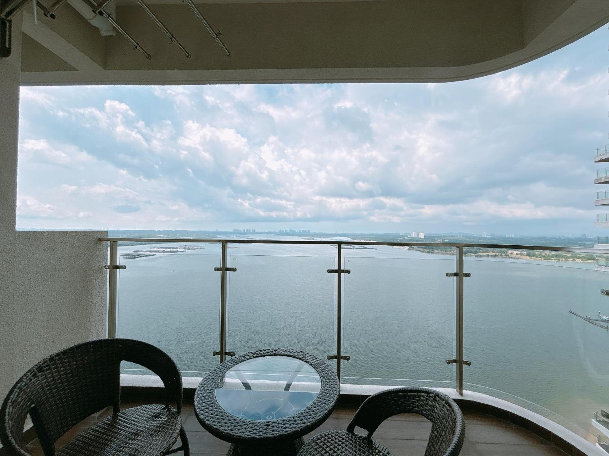 Apartment Scenic Country Garden Danga Bay By Lions Bay *